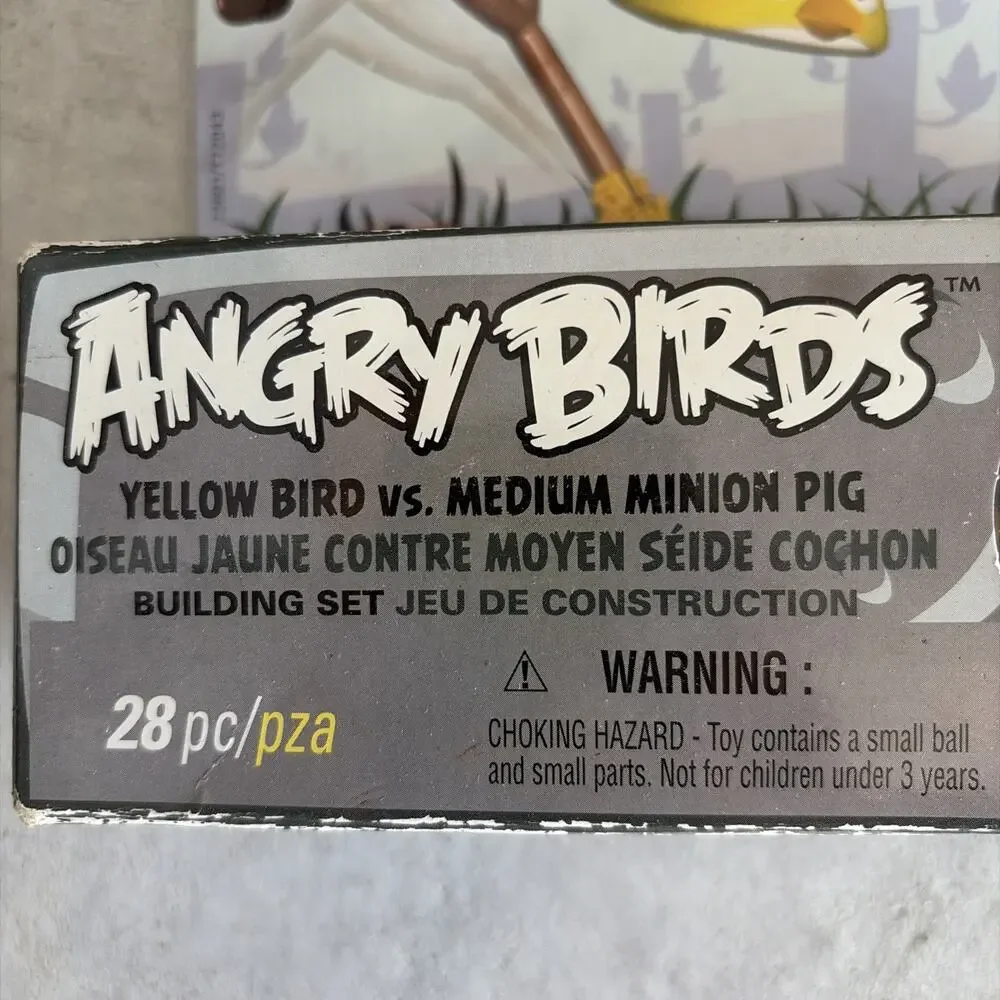 NEW In Box Angry Birds Yellow Bird Vs. Medium Minion Pig K’nex Building